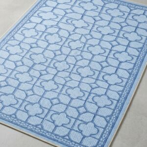 Durable polyester outdoor rug with non-slip pad